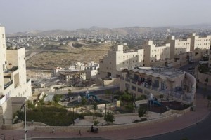 O privelişte de ansamblu care arată satele palestiniene în jurul unei aşezări evreieşti de lângă Ierusalim, cunoscută de israelieni ca Har Homa, şi de palestinieni ca Jabal Abu.