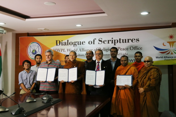03. Thailand_Full shot of attendees holdingpeace agreement