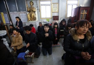 chinese-christians-praying-in-underground-church
