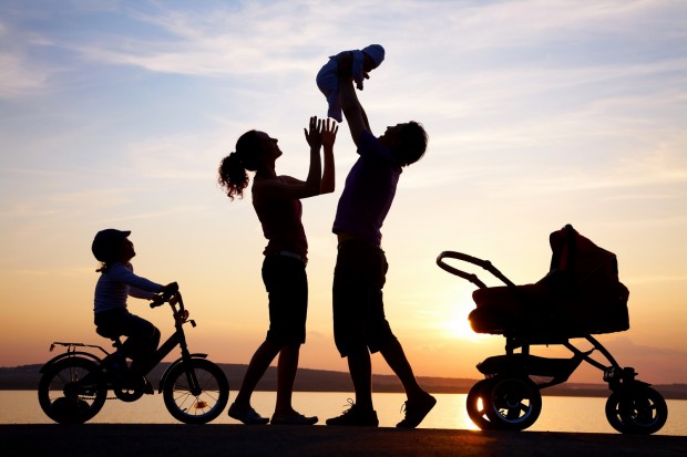 familie-fericita-silueta