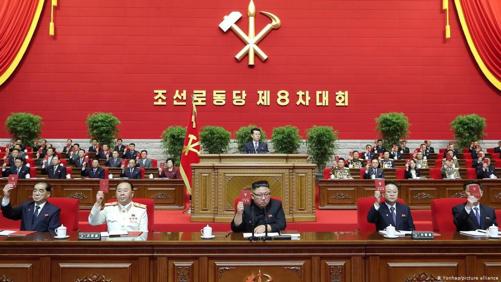 Dictatorul Kim Jong-un (centru) la un congres desfăşurat la Phenian