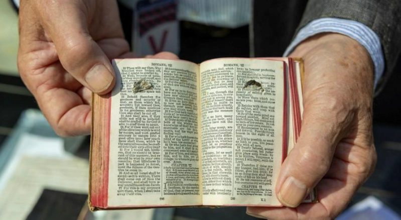 Biblia originală a caporalului Phillip Davies, un soldat din Primul Război Mondial, a fost prezentată la evenimentul de lansare a noii Biblii. Aceasta arată deteriorarea cauzată de șrapnelul care probabil l-ar fi ucis pe Davies dacă Biblia nu ar fi fost plasată într-un buzunar care îi proteja inima Imagine disponibilă public de Australi Defence/Corporal Michael Rogers